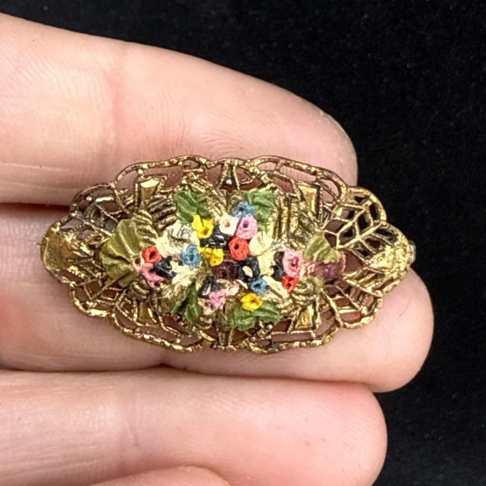 Vintage Gold Tone Flower Theme Brooch READ